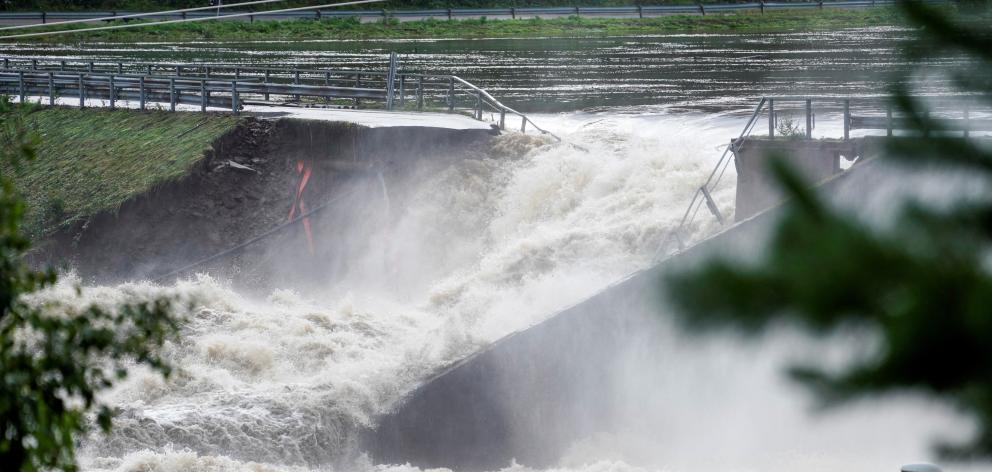 The dam at Braskereidfoss bursts as water flows down the Glomma River on Wednesday. Photo: NTB...
