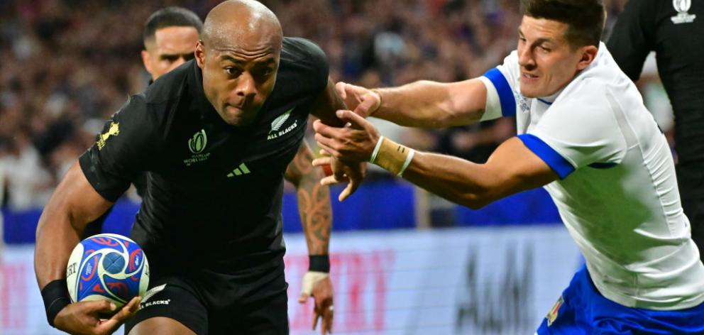 Mark Telea powers past an Italian player. Photo: Getty Images