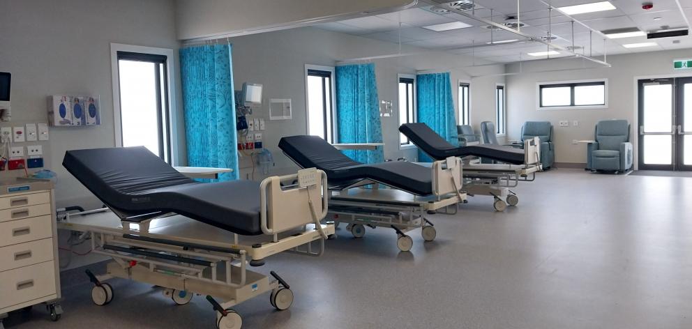 The recovery room has six recovery beds.