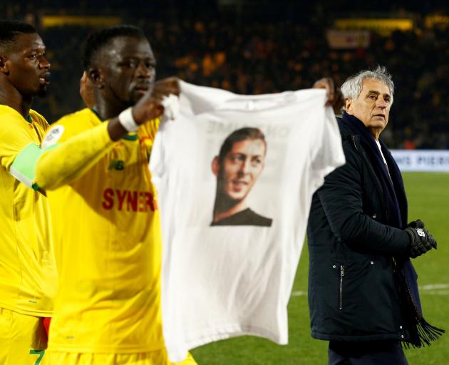 Nantes manager Vahid Halilhodzic and players pay tribute to Emiliano Sala. Photo: Reuters 

