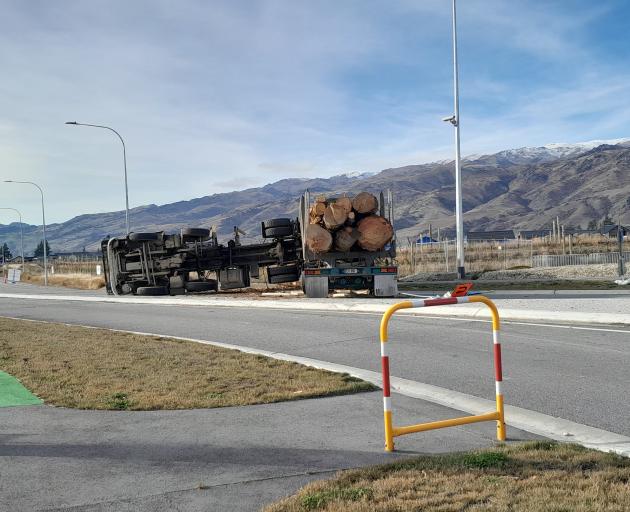 The truck blocked one lane leading into the roundabout. Photo: Ruby Shaw 