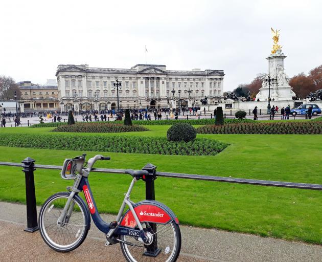 A visit to Buckingham Palace is always in order when visiting London, but by bike almost feels...