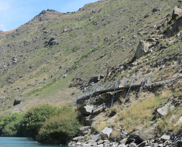 The Roxburgh Gorge cycle trail runs along the side of the Clutha River. 