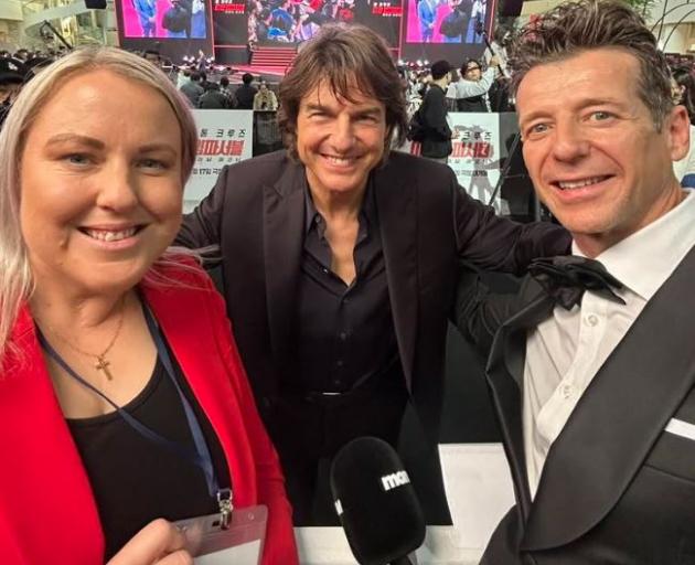 Tom Cruise flanked by Lana Searle and Simon Barnett. Photo: Instagram / MoreFM