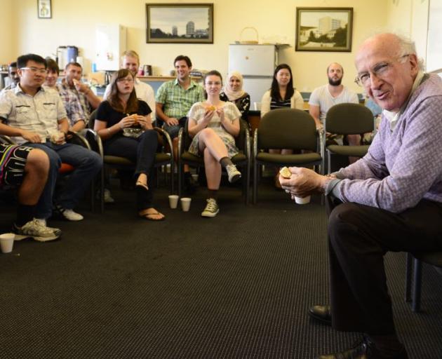 Nobel Laureate Prof Roald Hoffmann advises University of Otago postgraduate chemistry students yesterday that scientists must communicate with the wider community. Photo by Peter McIntosh.