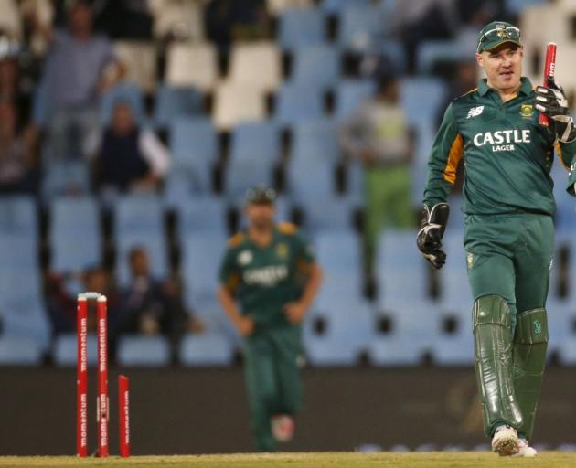 South Africa's wicketkeeper Morne van Wyk holds a broken stump after Dale Steyn took a wicket of New Zealand's Mitchell McClenaghan. Photo: Reuters