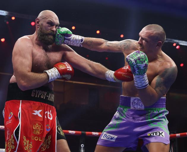 Tyson Fury (left) during his last bout with Oleksandr Usyk. Photo: Getty Images