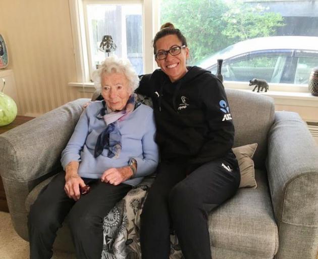 Oonah Shannahan and Silver Ferns coach Dame Noeline Taurua when they met in 2019. Photo: Supplied