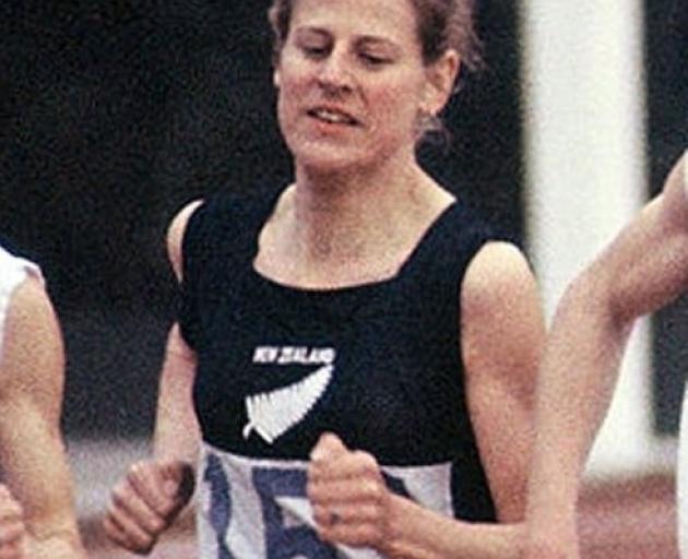 Marise Chamberlain wins bronze in the 800m at the Tokyo Olympics in 1964.
