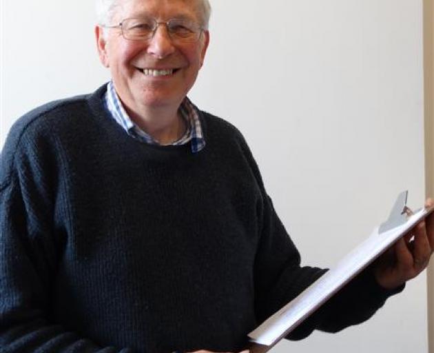 Lyndon Weggery and his colleagues in the First Past the Post Working Group are collecting signatures on a petition calling for a citywide poll on Dunedin's local body voting system. PHOTO: BRENDA HARWOOD Lyndon Weggery and his colleagues in the First Past the Post Working Group are collecting signatures on a petition calling for a citywide poll on Dunedin's local body voting system. PHOTO: BRENDA HARWOOD