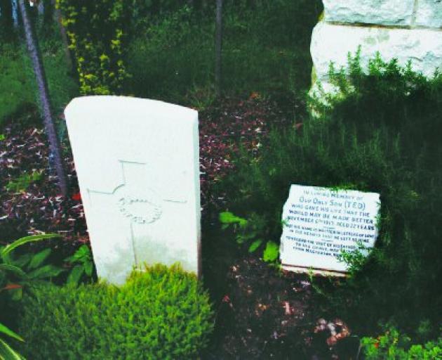 The headstone of Pte Edward (Ted) W H Lawrence, 3rd Battalion Wellington Regiment.