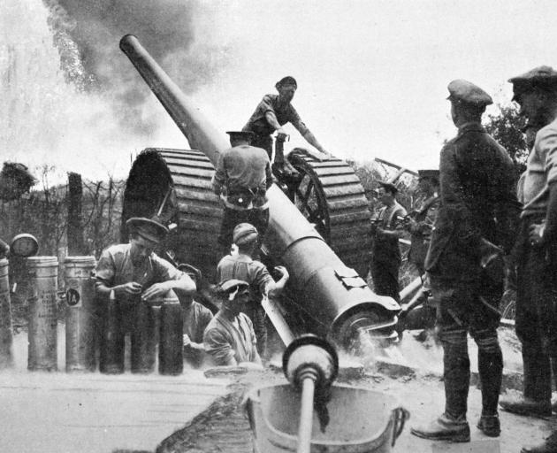 A big gun of the British heavy artillery on the Western Front. — Otago Witness, 23.8.1916.