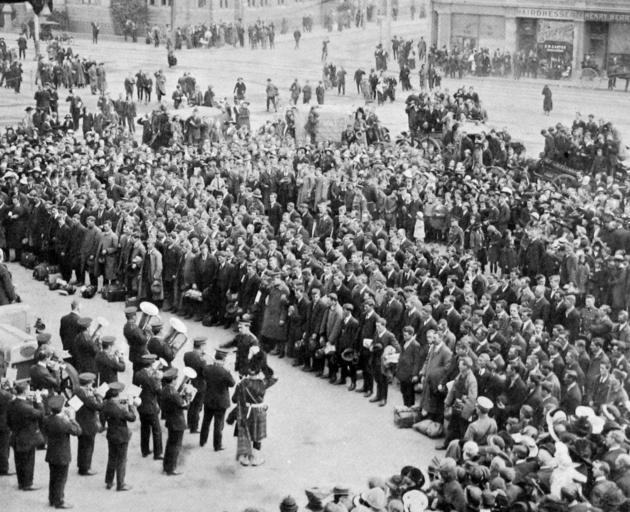 The Otago quota of men for the Twenty-second Reinforcements in Anzac Square, Dunedin, during the farewell ceremony. - Otago Witness, 25.10.1916.