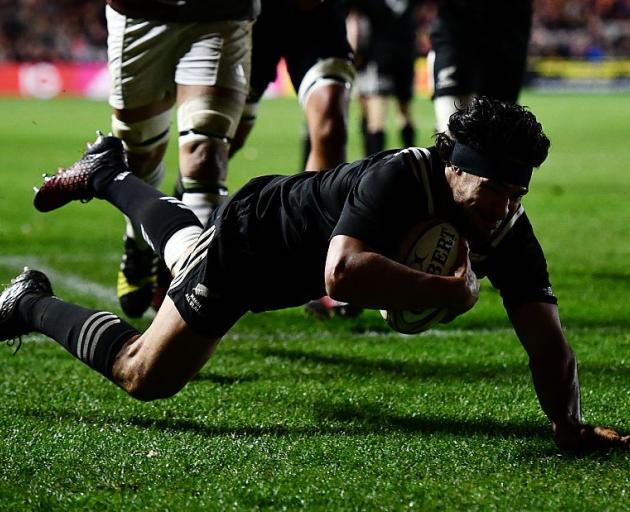 Shane Christie scores for the New Zealand Maori against Harlequins. Photo: Getty Images