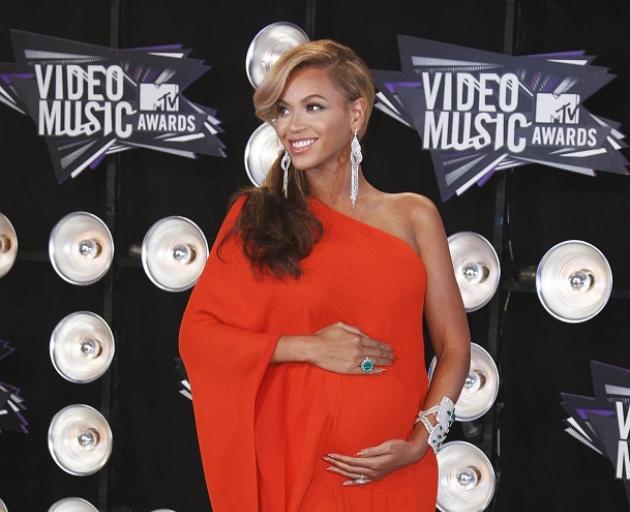 Beyonce poses at the 2011 MTV Video Music Awards in Los Angeles. REUTERS/Danny Moloshok