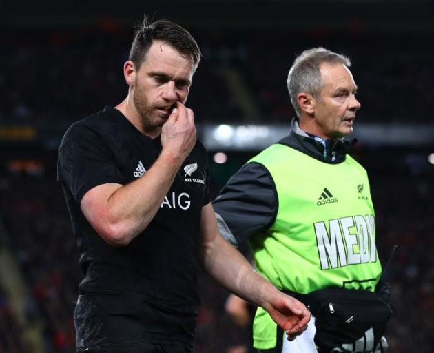 Ben Smith leaves the field after picking up a concussion last night. Photo: Getty Images