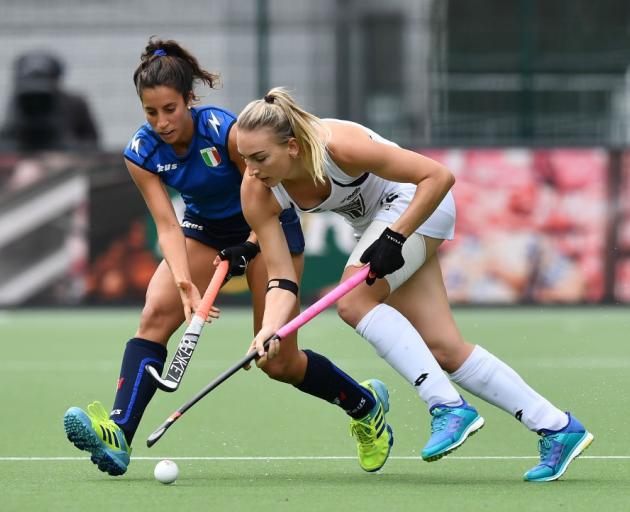 Liz Thompson (R) of New Zealand and Lara Oviedo (L) of Italy during the Fintro Hockey World...