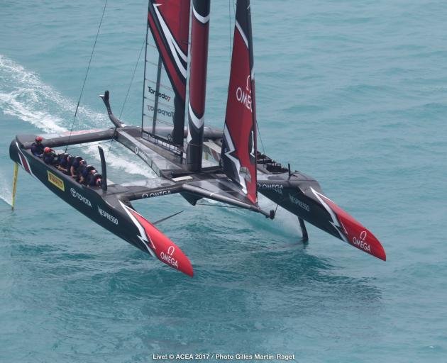 Oracle makes its point against Kiwis at America's Cup