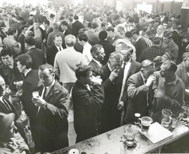 A New Zealand pub before the end of six o'clock closing 50 years ago today. Photo: nzhistory.govt.nz