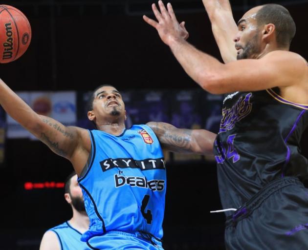 Breakers guard Edgar Sosa lays the ball up on Kings big man Perry Ellis. Photo: Getty Images