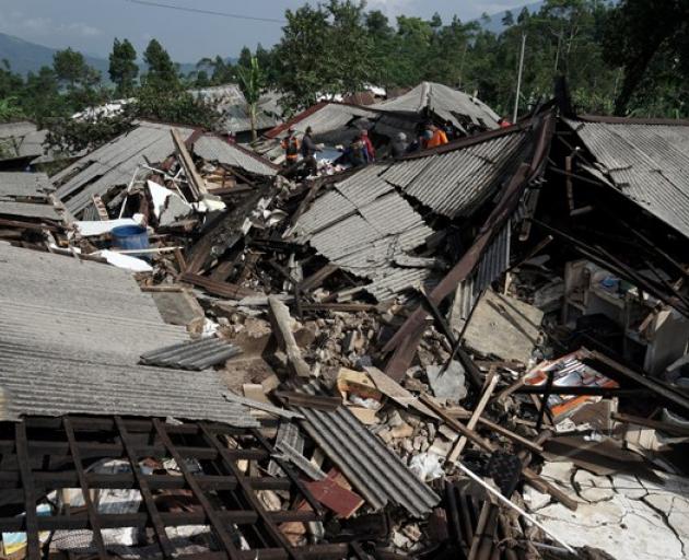 Rescue workers and volunteers clear an area of debris following yesterday's 4.4 magnitude quake in Kertosari Village, Banjarnegara, Central Java. Photo: Reuters Rescue workers and volunteers clear an area of debris following yesterday's 4.4 magnitude quake in Kertosari Village, Banjarnegara, Central Java. Photo: Reuters