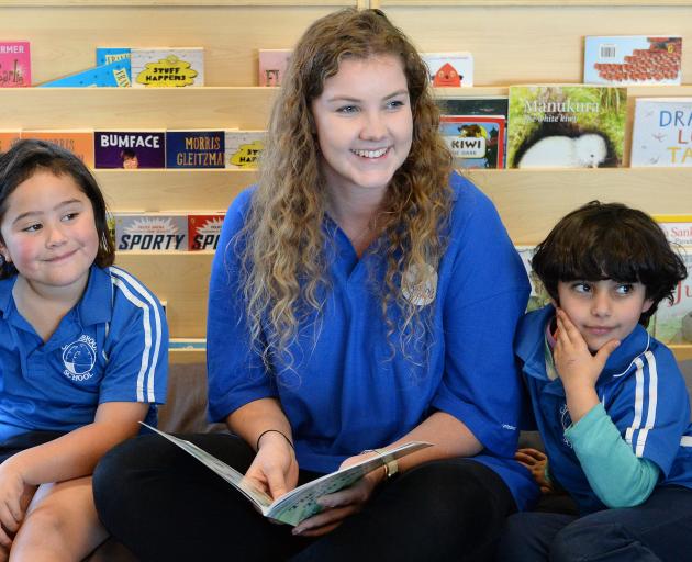 University of Otago student and Reading Oasis volunteer Grace Dalton reads aloud to Carisbrook...