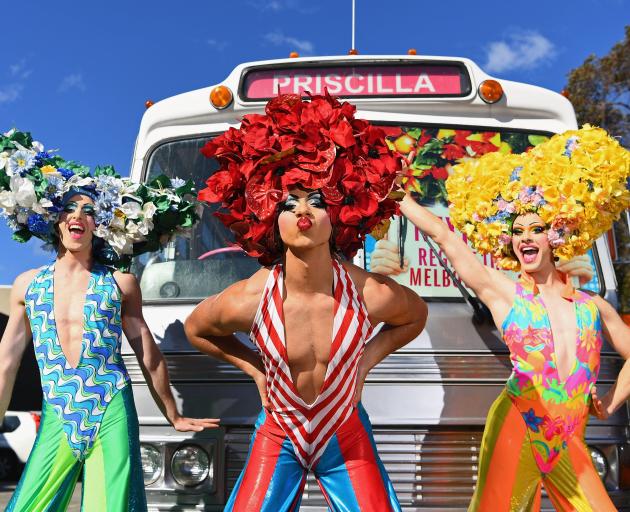 The tale of two drag queens and a transsexual, who take a road trip to the Australian Outback to...