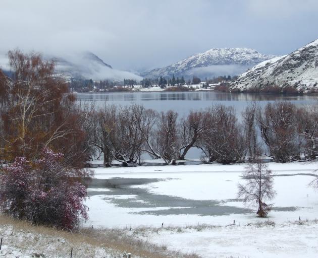 Snow covers the mountains surrounding Lake Hayes this morning. Photo: Guy Williams Snow covers the mountains surrounding Lake Hayes this morning. Photo: Guy Williams