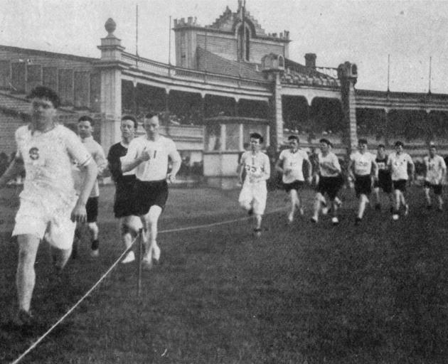 The one-mile handicap harrier race at the Caledonian Grounds on August 10th. Winner L. Edmond beat M. S. Hill to the line. — Otago Witness, 21.8.1918.