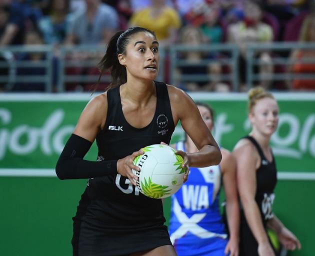 Maria Folau looks to pass the ball for the Silver Ferns against Scotland. Photo: Getty Images