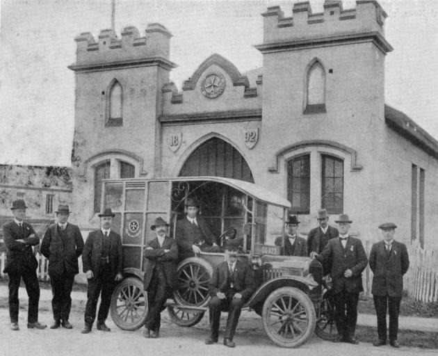 The North Otago motor ambulance with some members of the Oamaru St John's Ambulance Association in front of the Ambulance Hall. - Otago Witness, 11.9.1918.
