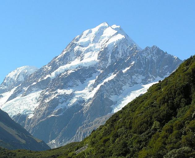 Aoraki-Mount_Cook_from_Hooker_Valley.jpg