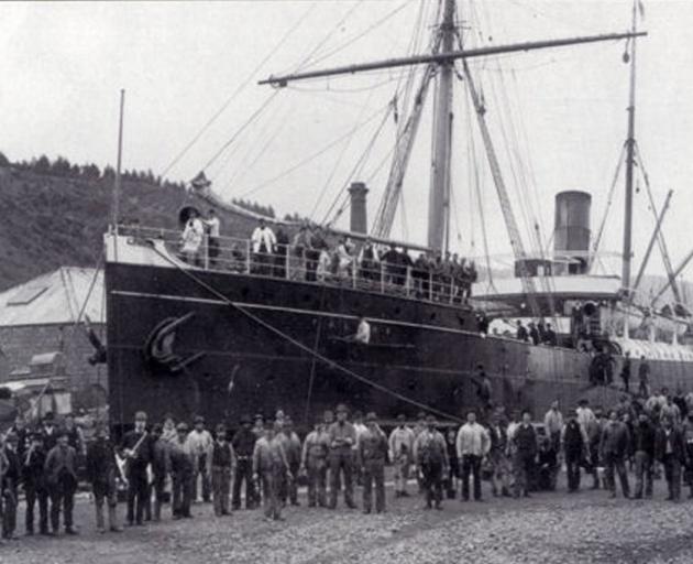 The SS Talune, photographed in Port Chalmers in the 1890s. In 1918, it would bring the influenza pandemic to Western Samoa. Photo: Wikimedia Commons
