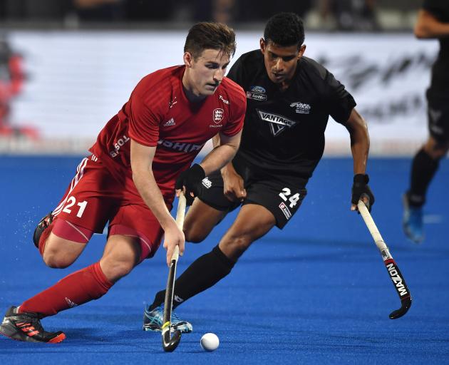 England forward Liam Ansell (left) is shadowed by New Zealand midfielder Arun Panchia during their FIH World Cup cross-over match in Bhubaneswar, India, yesterday. Photo: getty Images