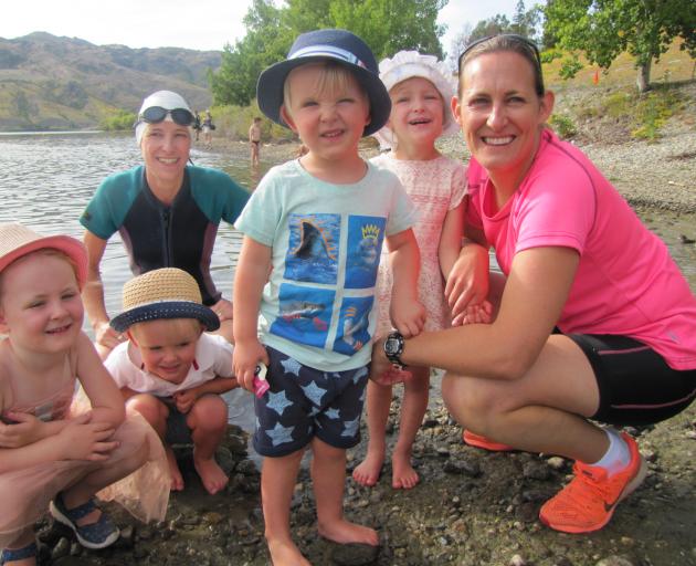 Meyer extended family members (from left) Ella (4) and Daniel (3) Colbran, of Christchurch, Emma Foster, of Auckland, Luke Colbran (3), of Christchurch, Annabelle Foster (3), of Auckland, and Kate Colbran, of Christchurch, relax before the Lake Dunstan Du