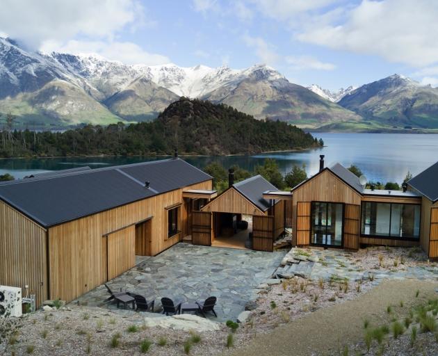 The five pavilions making up this family holiday home are reminiscent of boat sheds. The house...