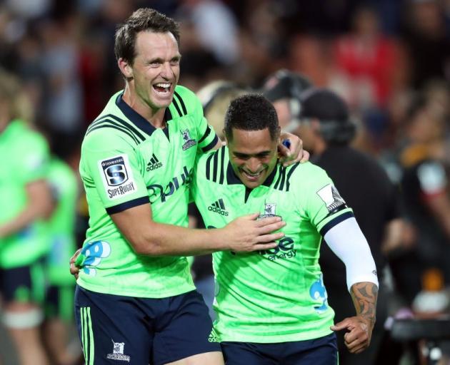 Highlanders co-captain Ben Smith celebrates with Aaron Smith. Photo: Getty Images 