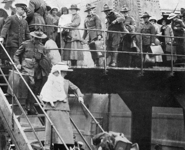 Soldiers and their war brides and babies disembarking from the `Ruapehu' at Wellington. - Otago...
