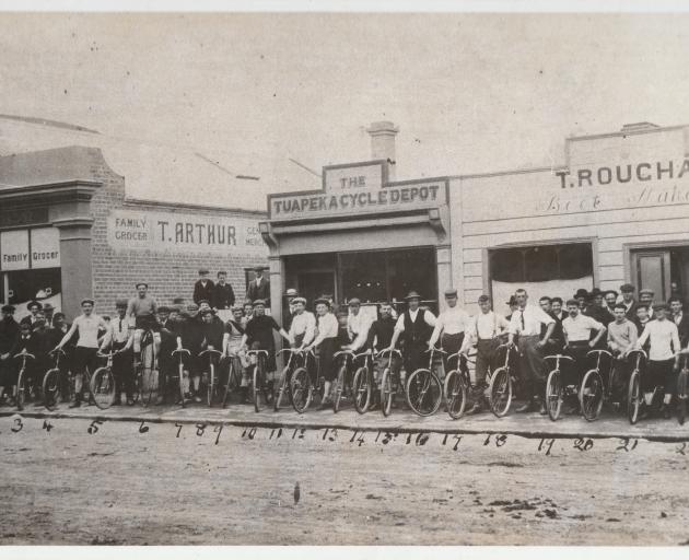 The Ross Pl start line for the Lawrence Cycle Club race to Waitahuna and return,1901. PHOTO:...