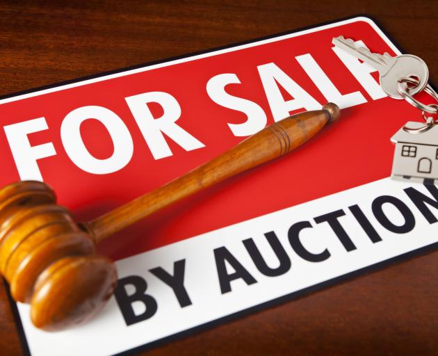 Both house sales and auction numbers declined in March, the latter falling from 13.2 % to 918...