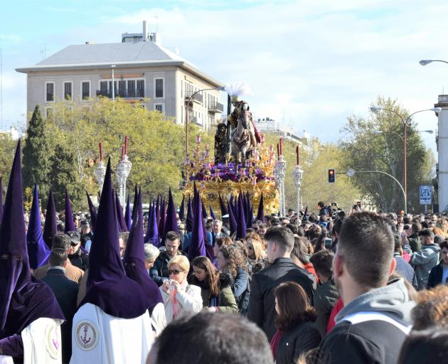 La Esperanza de Triana returning across the bridge to its church.