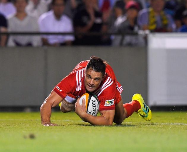 Dan Carter scores a try for the Kobe Kobelco Steelers last year. Photo: Getty Images