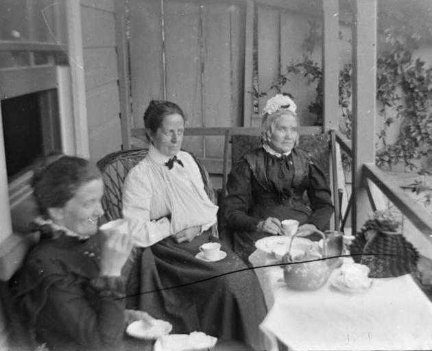 Older women led the trend for Southlanders to only roll the letter R after a vowel (the postvocalic R). This archive photo shows Amy Kirk, Sarah Jane Kirk, and another woman taking tea on a verandah sometime between 1895-1915 Photo: Alexander Turnbull Lib