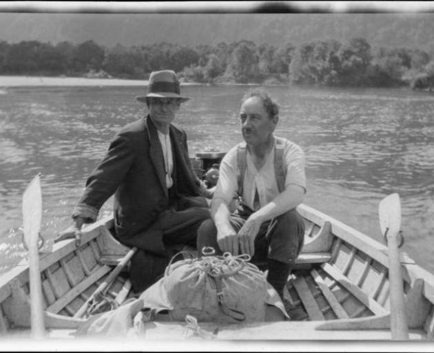 In the 1890s, Southland men rolled all their Rs. Over time they have changed to only rolling Rs after a vowel. Archive photo of two men in a rowboat, taken 1922. Photo: Alexander Turnbull Library