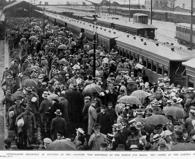 An enthusiastic reception at Dunedin as the soldiers returned. Photo: Otago Witness