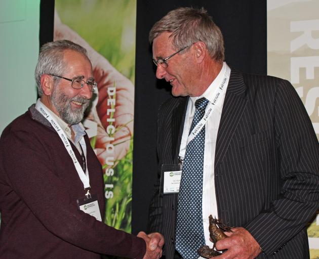 Geoff Asher receives the deer industry award from Deer Industry New Zealand chairman Ian Walker....
