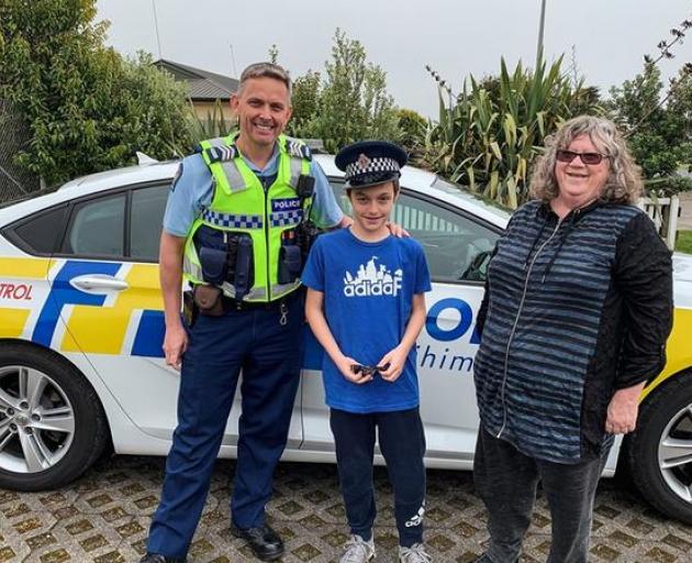 Ryan and Kathie with Sergeant Fleming at the Pokeno station. Photo: Supplied / NZ Police