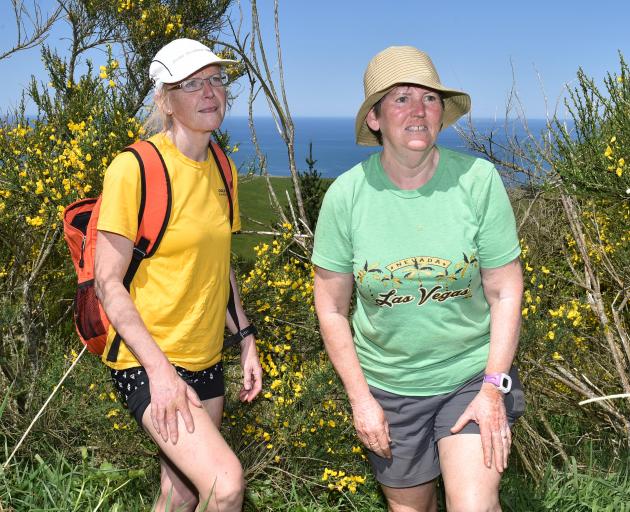 Searchers Christine Montgomery (left) from the Leith Harrier Club and Cathy Weatherston from Hill...