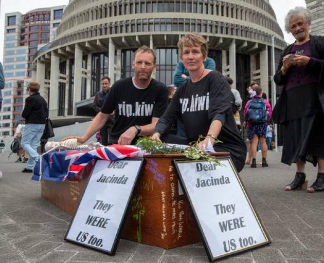 Camilla and Julian Cox travelled 1300km to deliver a letter to Prime Minister Jacinda Ardern....