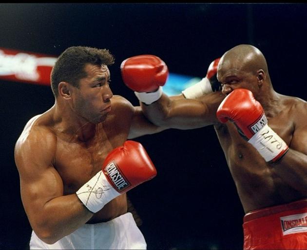 Jimmy Peau (left) fights against Bomani Parker in 1995. Photo: Getty Images